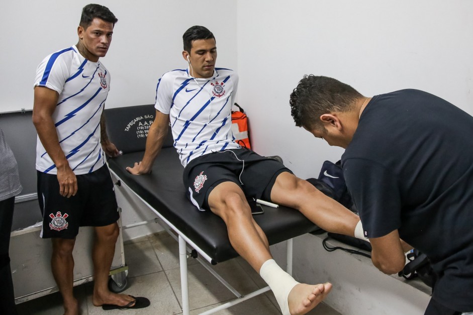 Balbuena e Giovanni Augusto no vestirio antes da partida contra a Ponte Preta