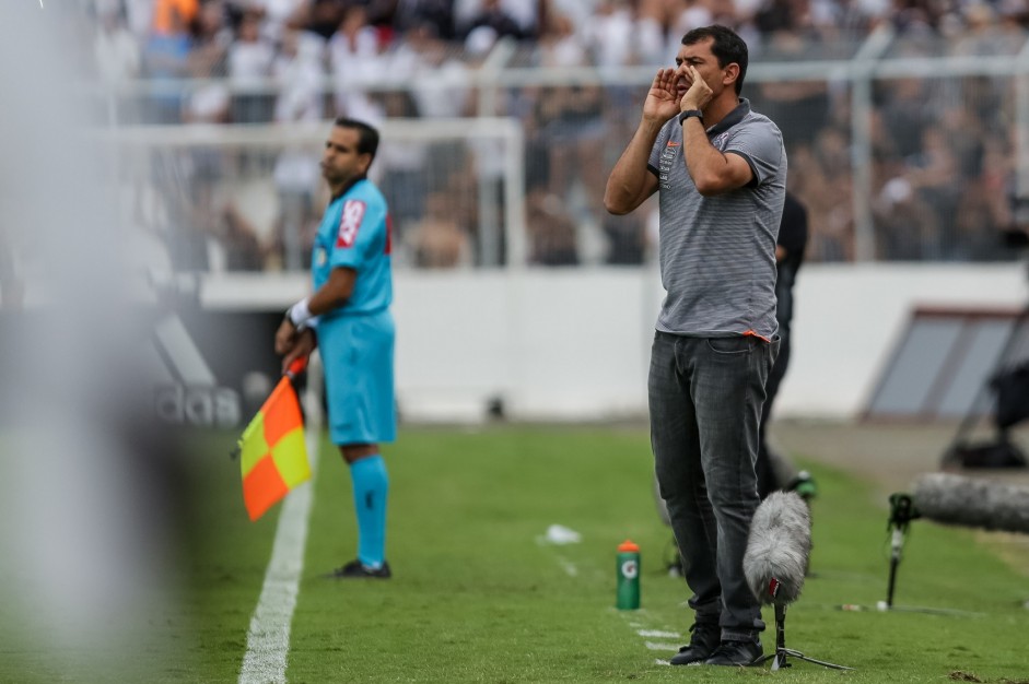 Carille orienta sua equipe durante o jogo contra a Ponte Preta