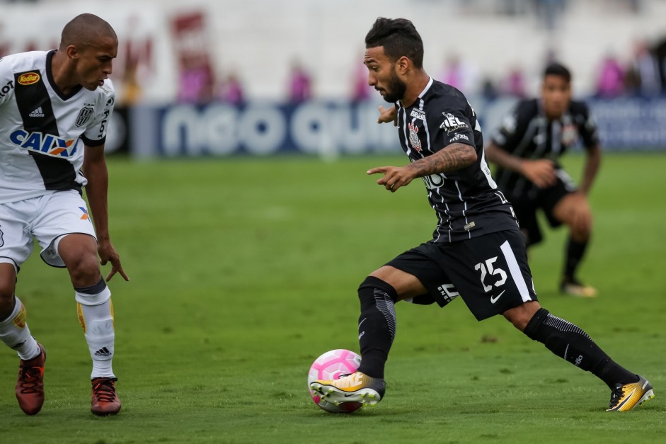 Clayson em ao na partida contra a Ponte Preta