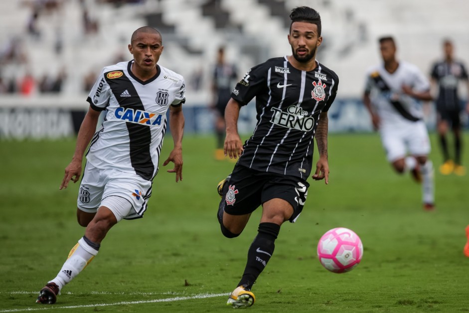 Clayson em ao na partida contra a Ponte Preta