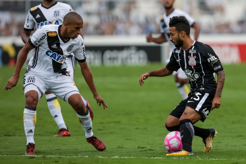 Clayson em ao na partida contra a Ponte Preta