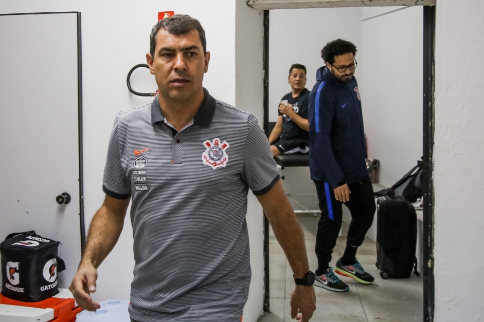 Fbio Carille chega no vestirio antes da partida contra a Ponte Preta