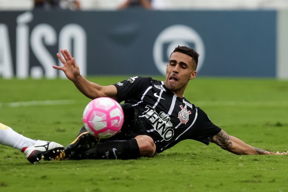 Gabriel acerta a trave em lance contra a Ponte Preta