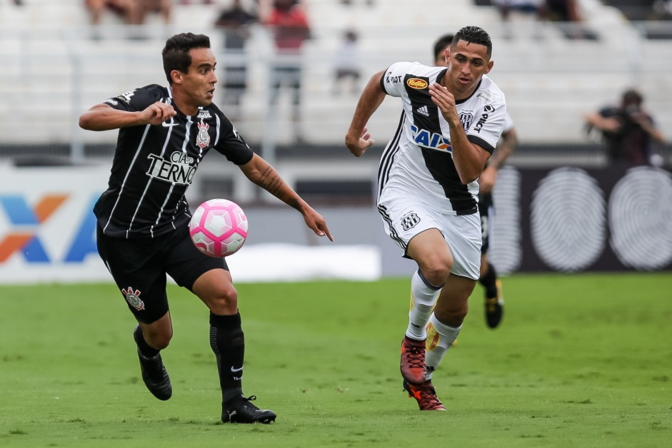 Jadson em ação na partida contra a Ponte Preta