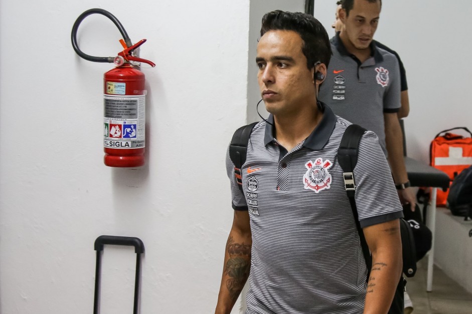 Jadson no vestiário antes da partida contra a Ponte Preta