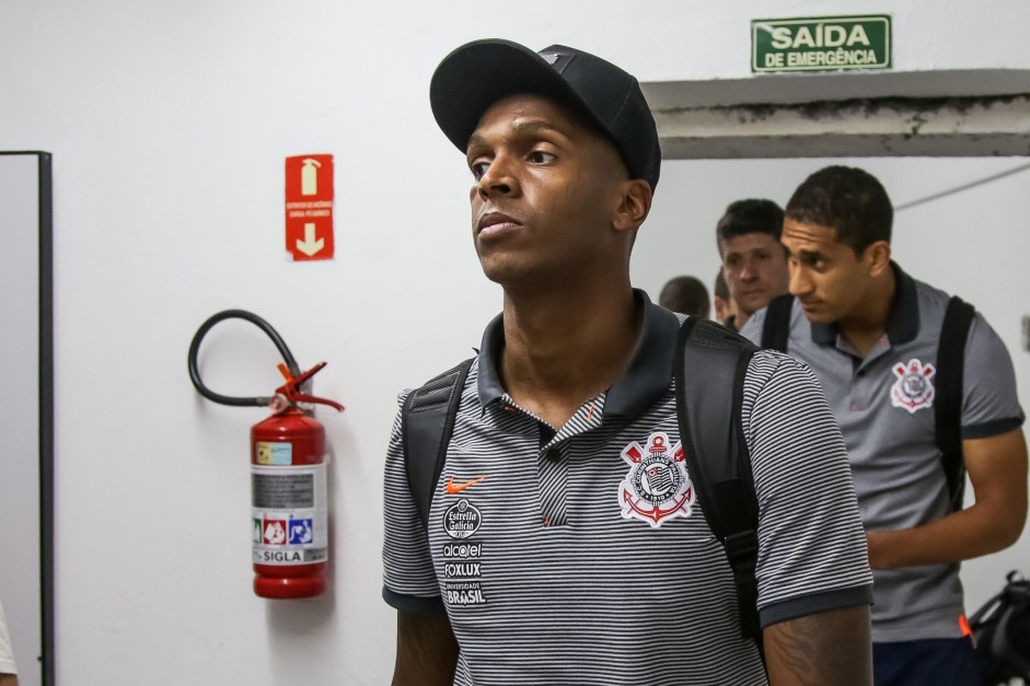Jô chega no vestiário antes da partida contra a Ponte Preta