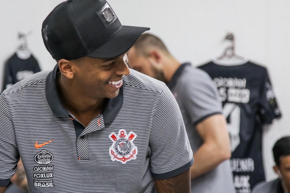Jô no vestiário antes da partida contra a Ponte Preta