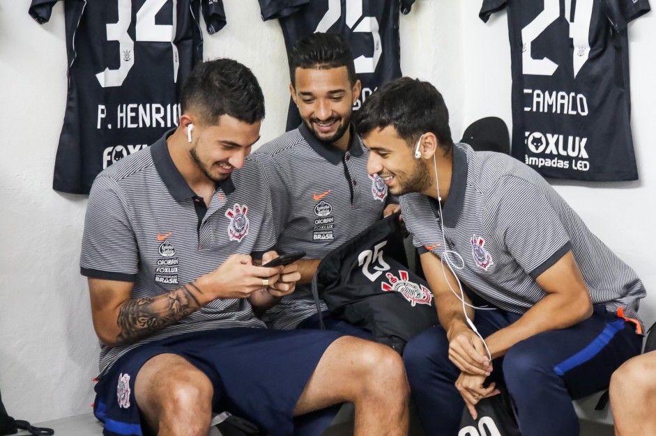 Pedro Henrique, Camacho e Clayson descontraidos no vestirio antes da partida co