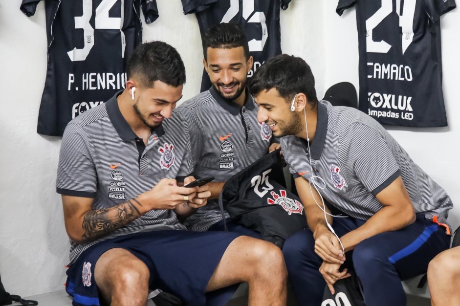 Pedro Henrique, Camacho e Clayson descontraidos no vestiário antes da partida co