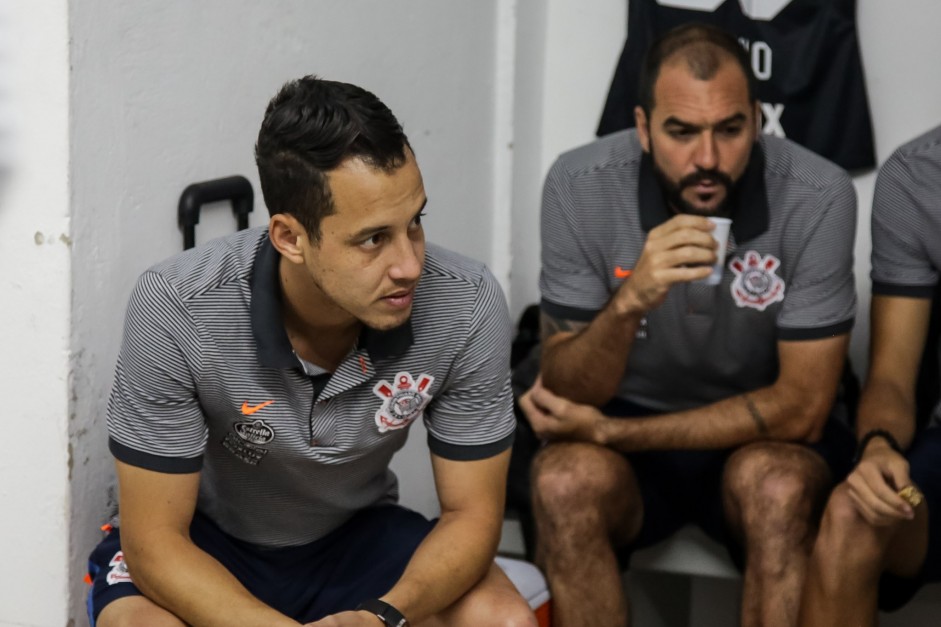 Rodriguinho e Danilo concentrados no vestirio antes da partida contra a Ponte