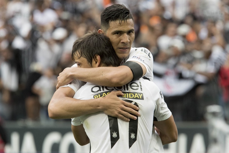 Balbuena e Romero comemoram o gol do zagueiro diante o Palmeiras, na Arena Corinthians