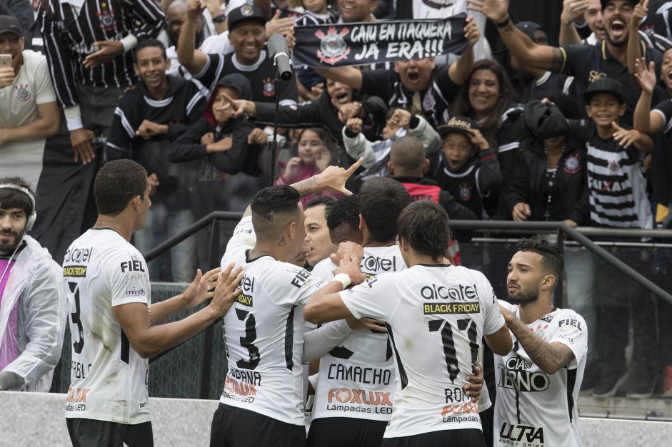 Os jogadores do Corinthians comemoram muito o gol diante o Palmeiras na Arena