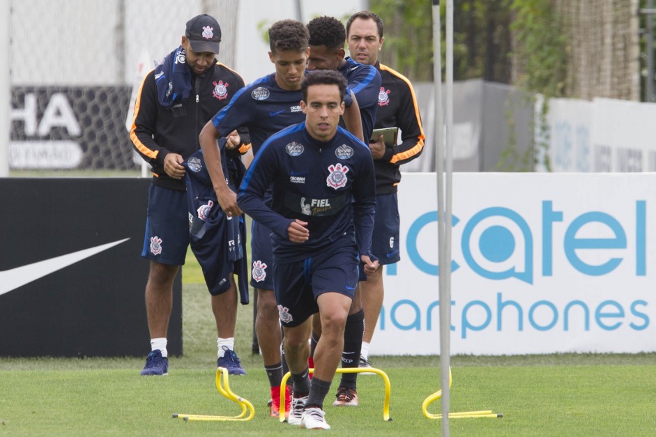 Jadson e companheiros no treino de reapresentação desta segunda-feira no CT