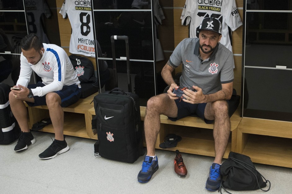 Maycon e Danilo no vestirio da Arena Corinthians antes do drbi conta o Palmeiras