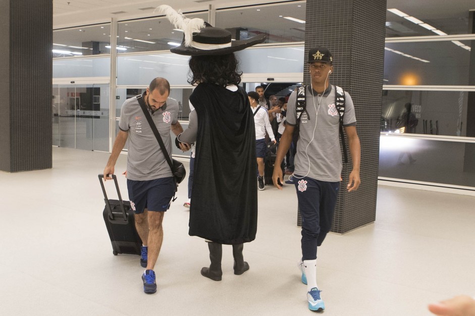 Danilo chegando  Arena Corinthians com os cumprimentos do mascote do time