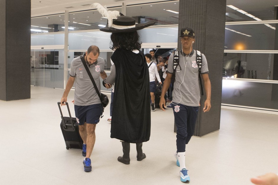 Danilo chegando à Arena Corinthians com os cumprimentos do mascote do time