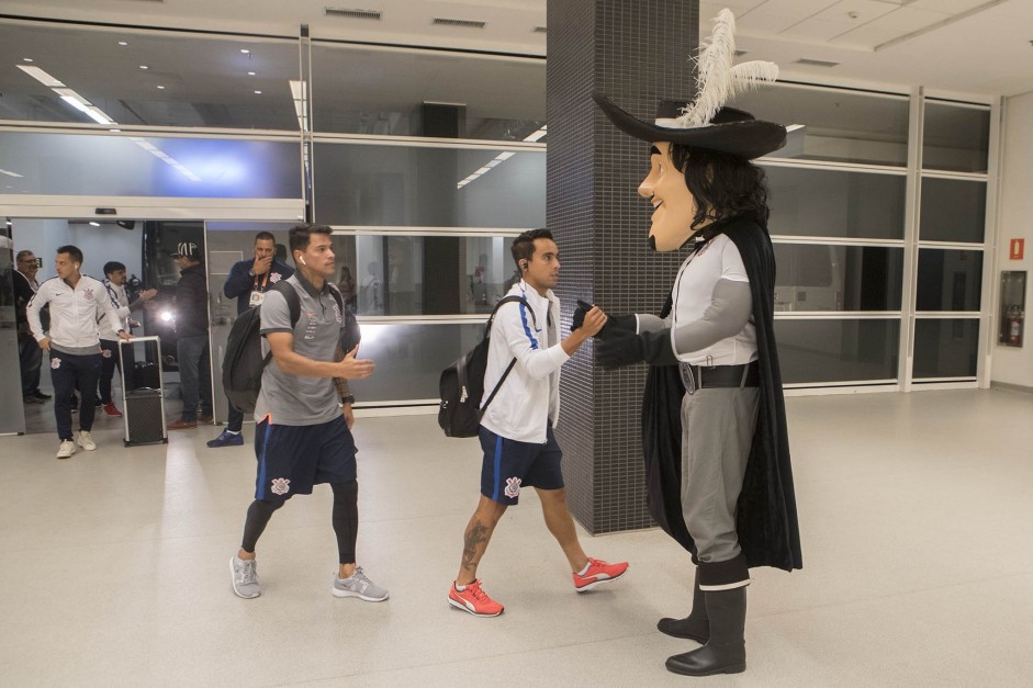 Jadson cumprimenta o Mosqueteiro - mascote do time - na Arena Corinthians