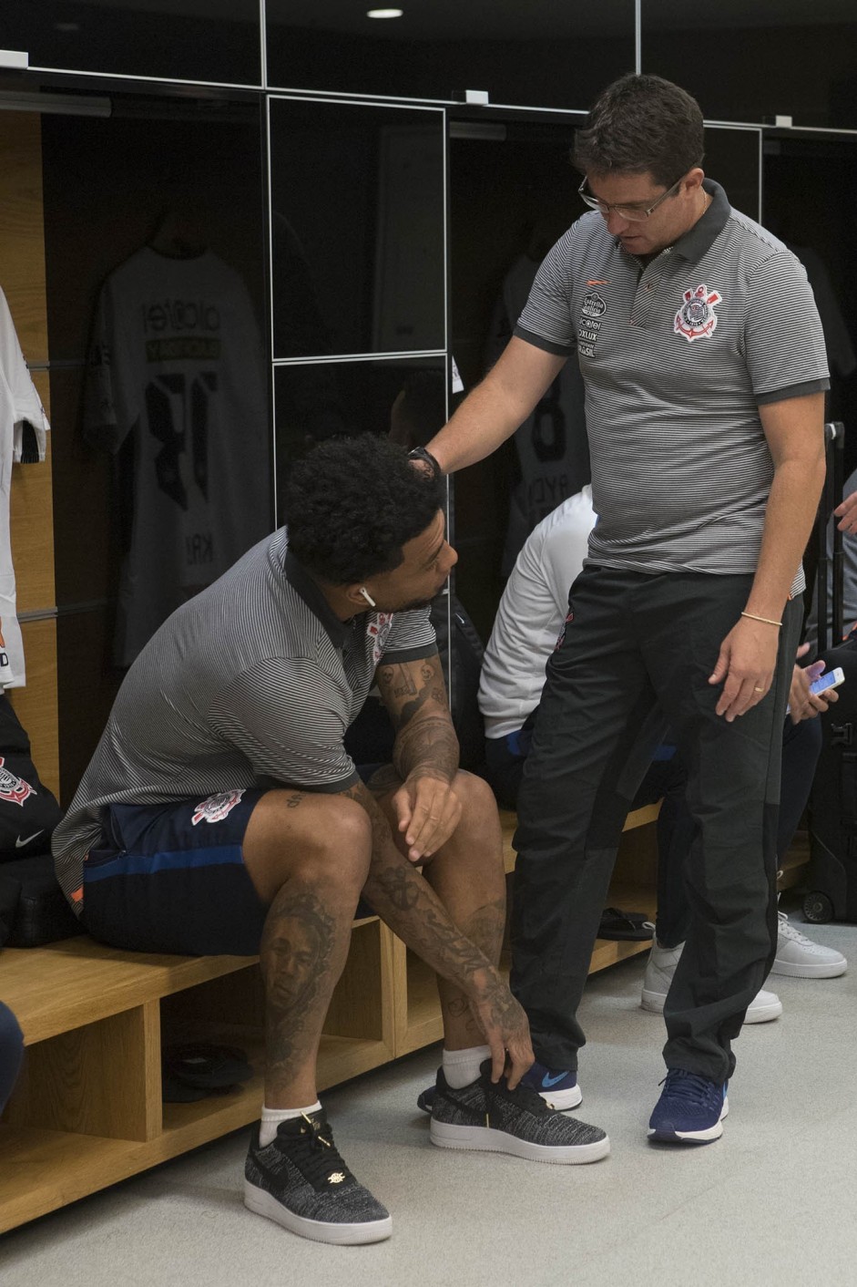 Osmar Loss e Kazim antes do duelo contra o Avaí, no vestiário da Arena Corinthians