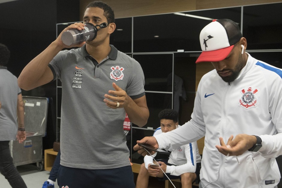 Pablo e Fellipe Bastos no vestiário da Arena Corinthians