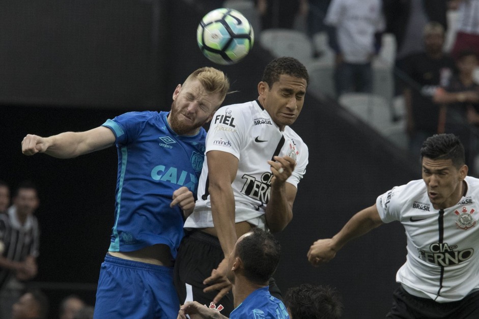 Pablo em jogada area com jogador do Ava, na Arena Corinthians