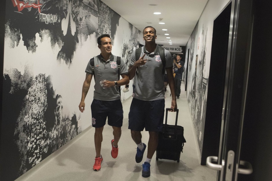 Jadson e J chegam juntos  Arena Corinthians para duelo contra o Fluminense