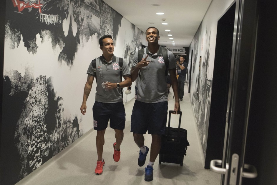 Jadson e Jô chegam juntos à Arena Corinthians para duelo contra o Fluminense