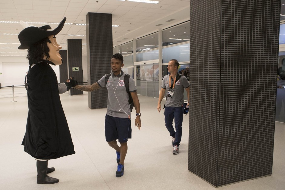 O Mosqueteiro cumprimenta o jogador Paulo Roberto na chegada  Arena Corinthians