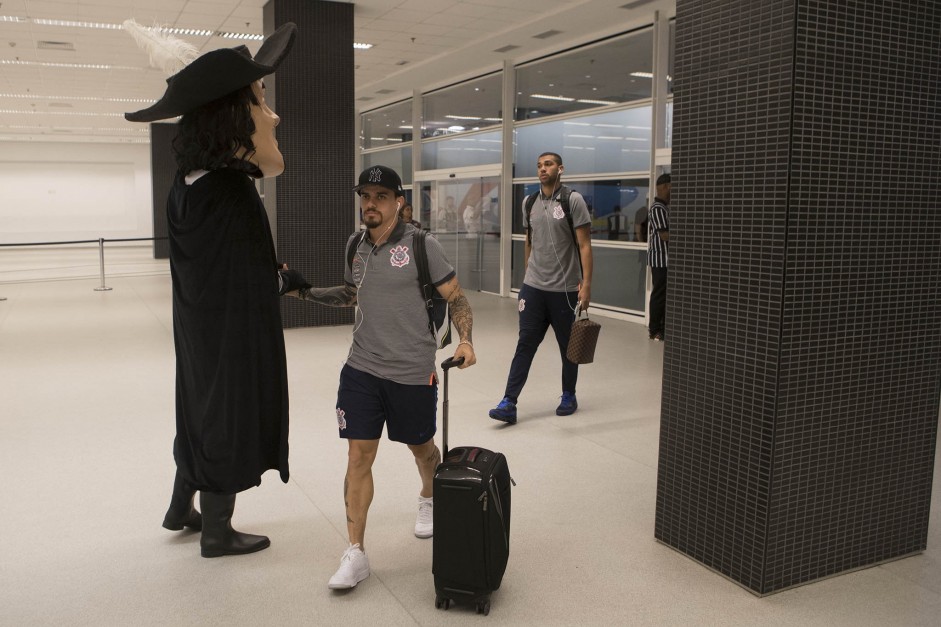 O Mosqueteiro cumprimenta o lateral Fagner na chegada  Arena Corinthians