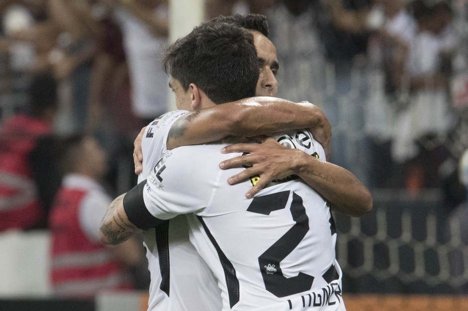 Fagner e Jadson se abraçam para comemorar o gol do meia