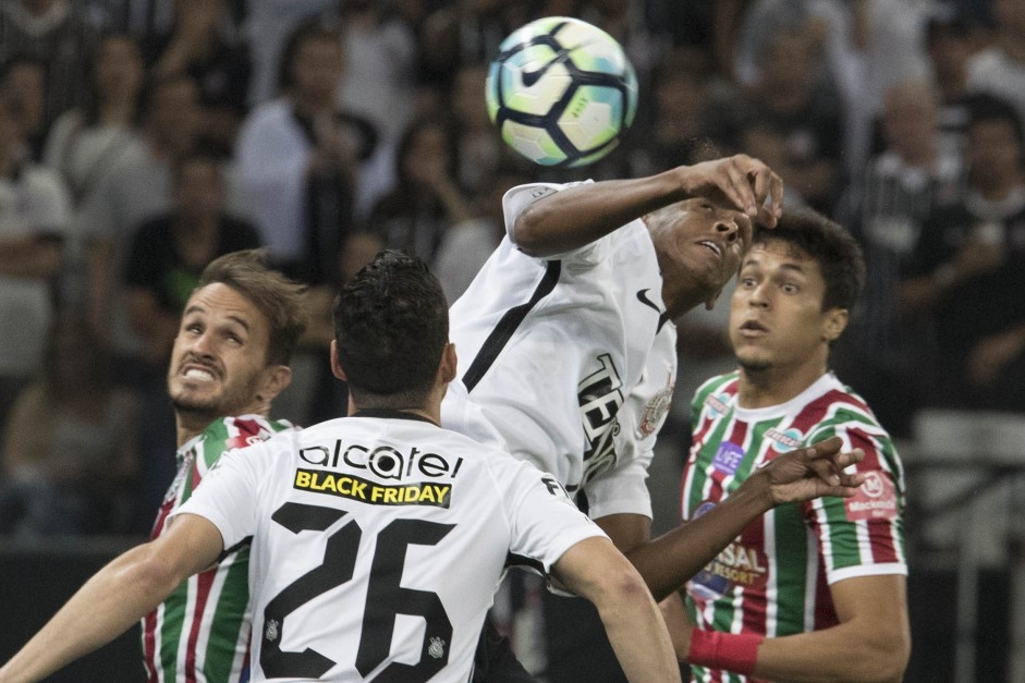 Jogadores de Corinthians e Fluminense em disputa de bola area