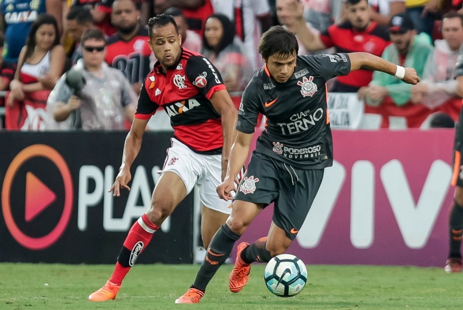 O paraguaio Romero atuando contra o Flamengo, pelo Campeonato Brasileiro