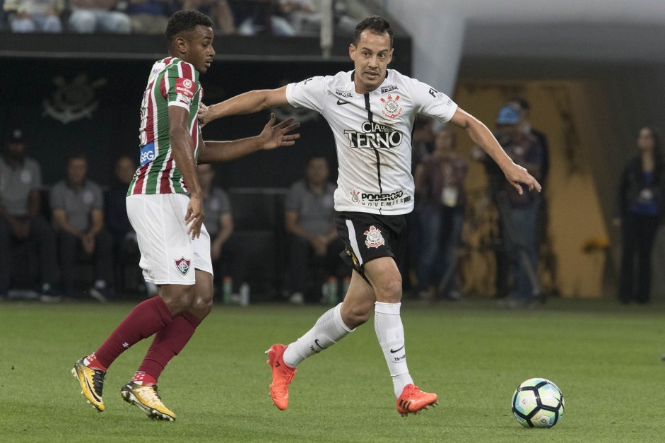 Rodriguinho fez os gols da vitria do Corinthians na estreia do BR-18