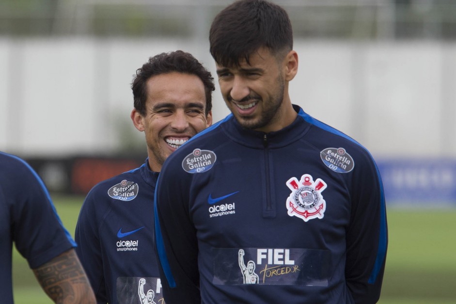 Camacho e Jadson devem disputar vaga no Corinthians neste incio de 2018