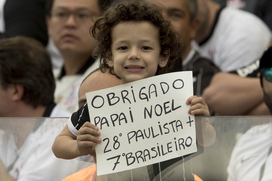 Criançada esteve presente no jogo de entrega da taça do Brasileirão