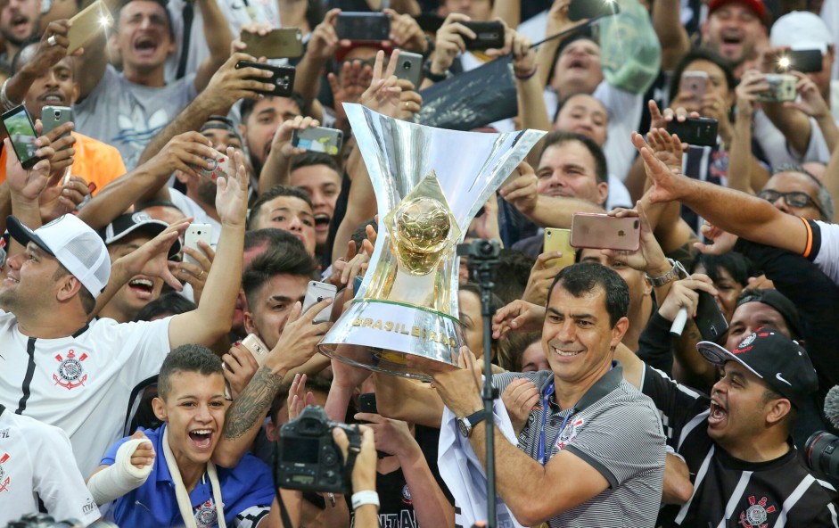 Carille no meio da torcida com a taça de heptacampeão brasileiro Carille no meio da torcida com a taça de heptacampeão brasileiro