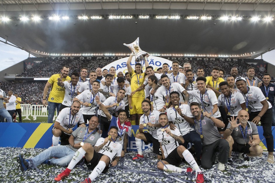 Elenco reunido para a erguer a taça de heptacampeão brasileiro