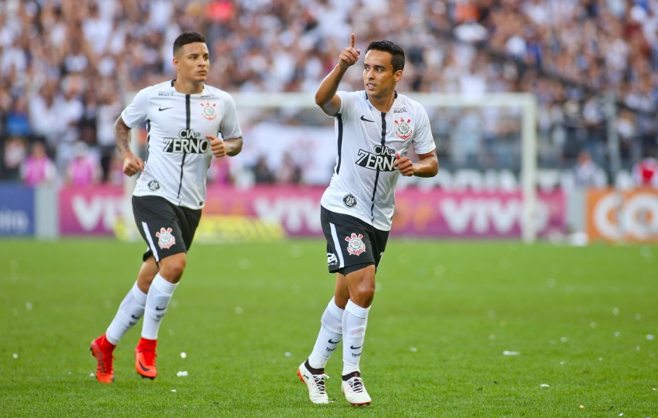 Jadson marcou um dos gols do Corinthians contra o Atltico Mineiro