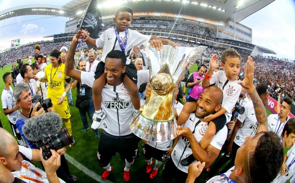 Jô e seu filho na Arena Corinthians durante o jogo da entrega da taça