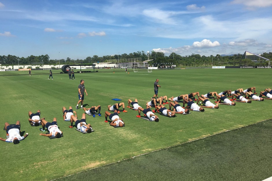 Jogadores do Corinthians no treino da manh