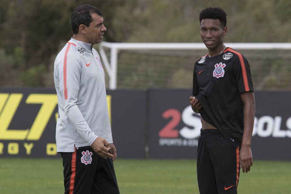 Carille e Warian em solo americano no treinamento antes do jogo contra o Rangers