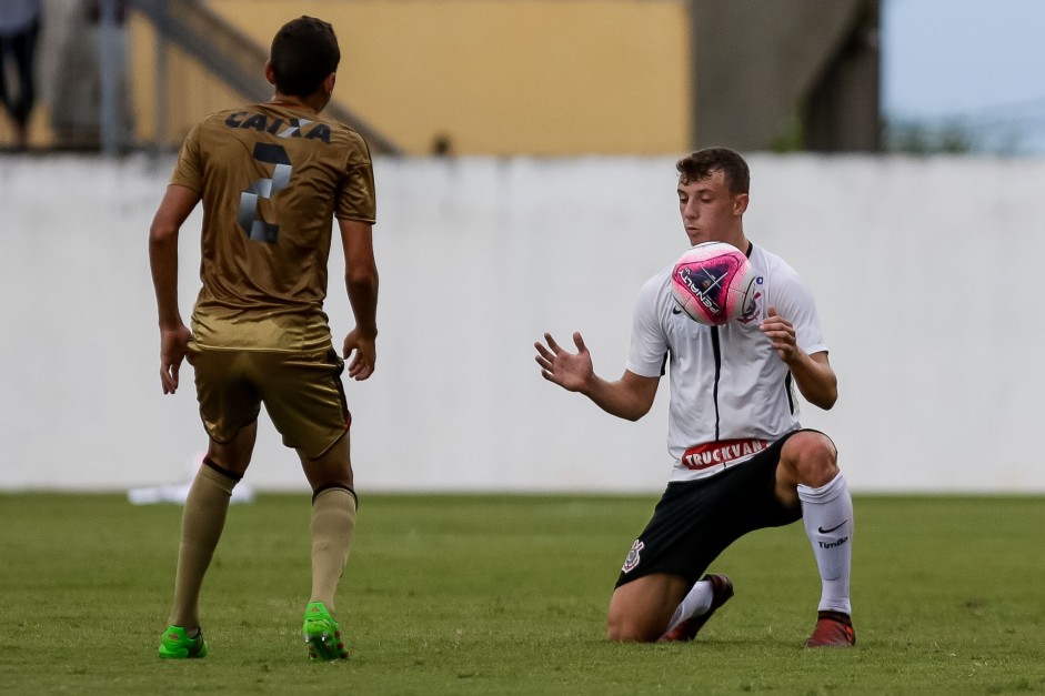 Carlos matando a bola no peito contra o Sport, pela Copa So Paulo de Futebol Jr 2018