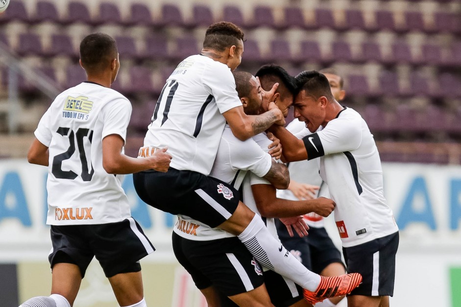 Elenco comemora o gol do meia Fabrcio Oya contra o Sport, pela Copinha 2018