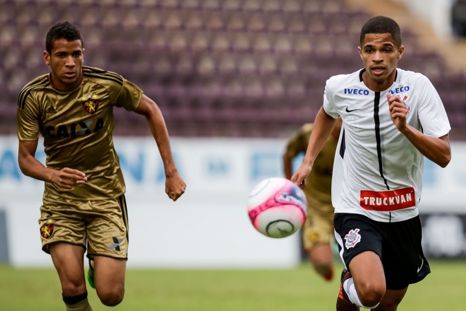 Vitinho atuando contra o Sport pela Copa São Paulo de ...