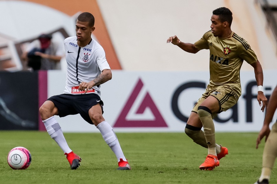 Vitinho em jogada contra o Sport, pela Copa São Paulo de ...