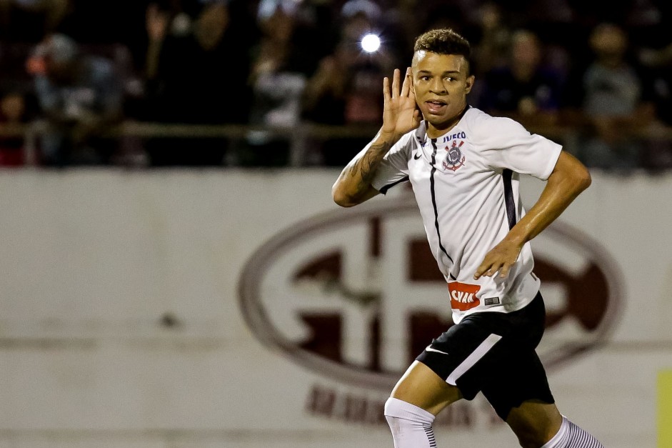 Rafael Bilu comemora o segundo gol do Timozinho contra a Ferroviria