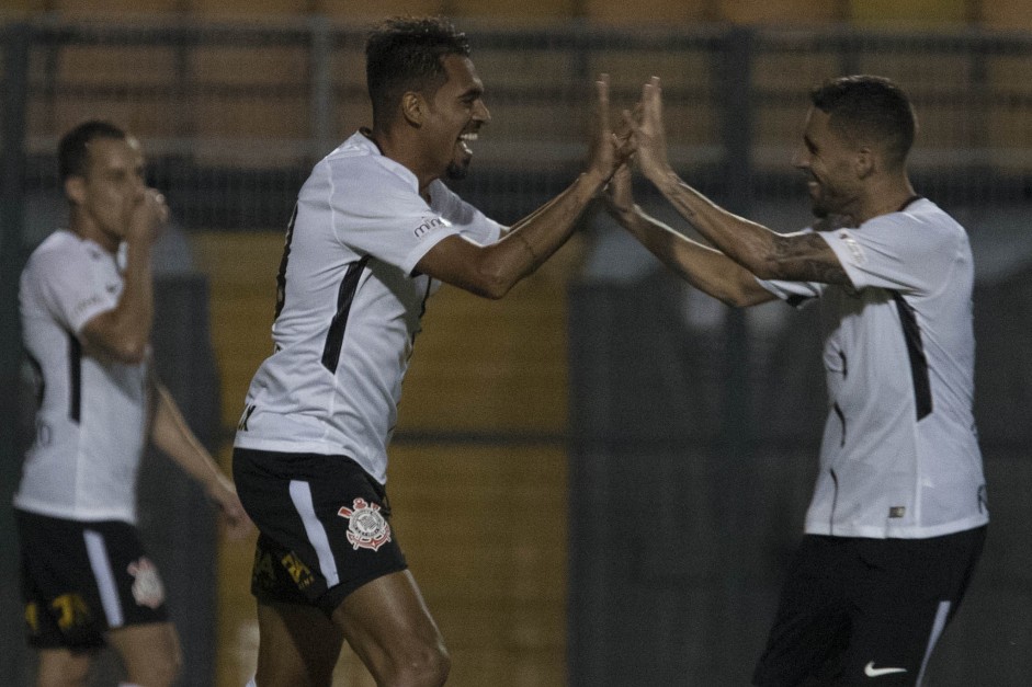 Gabriel e Dutra comemoram o gol do atacante contra o So Caetano
