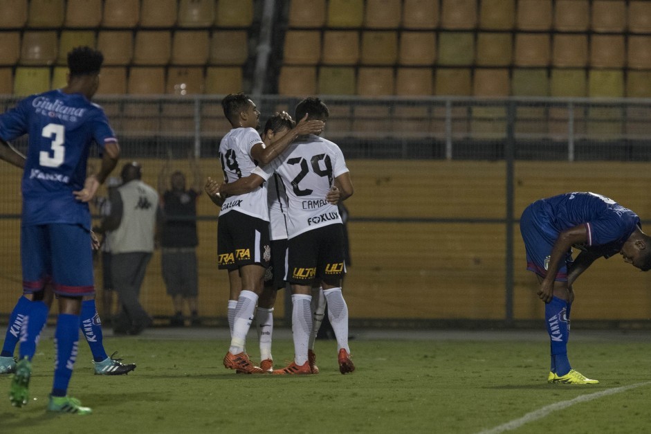 Jogadores do Corinthians comemoram mais um gol contra o So Caetano