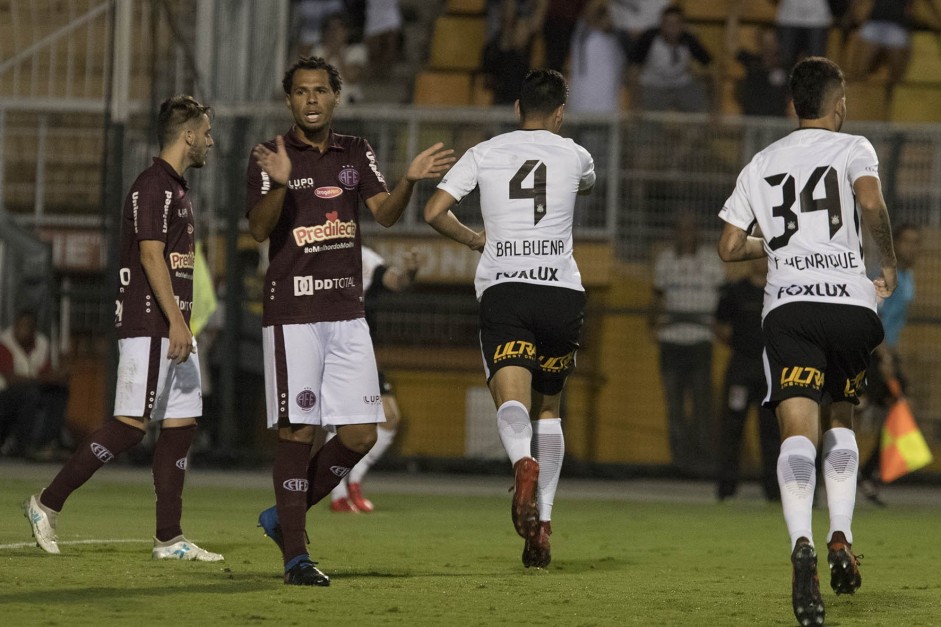 Pedro Henrique comeou temporada como titular ao lado de Balbuena