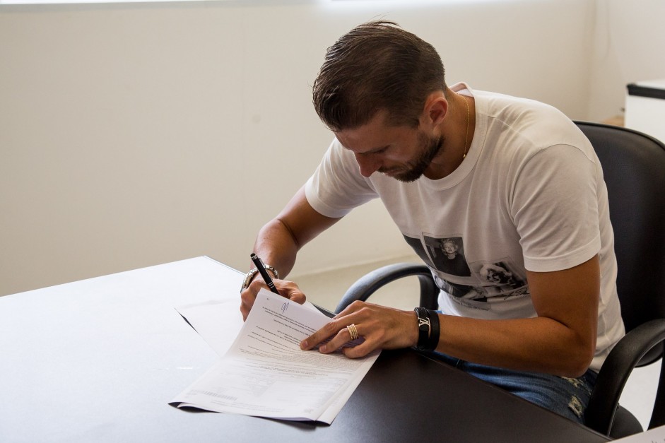 Henrique oficializou seu contrato com o Corinthians