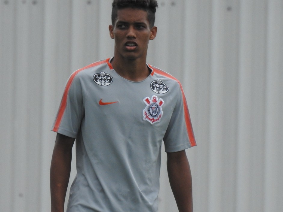 Pedrinho em ao no jogo-treino da ltima tera-feira, contra o Nacional, no CT